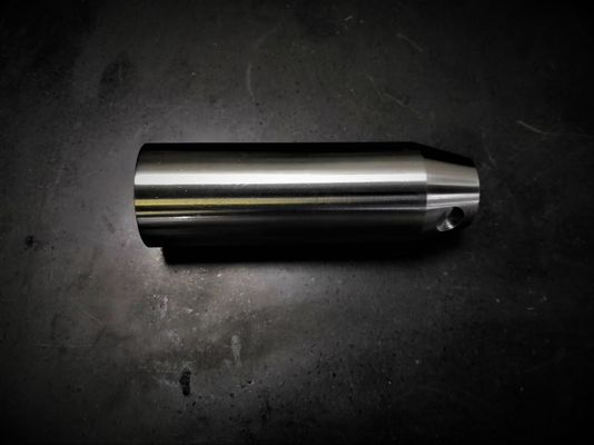El latón cónico de la precisión del torno del eje dado vuelta parte la tolerancia de 0.01m m - de 0.05m m