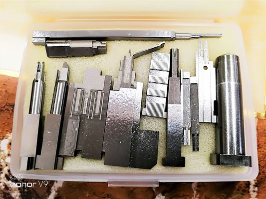 Mueren las piezas plásticas del moldeo por inyección de las piezas de precisión del CNC del parte movible de los accesorios