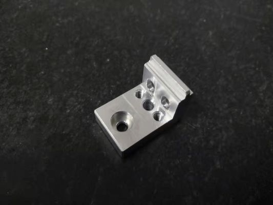 Cadena de producción automática de 4 de AXIS que muele que trabaja a máquina de la precisión del CNC componentes del AL accesorios