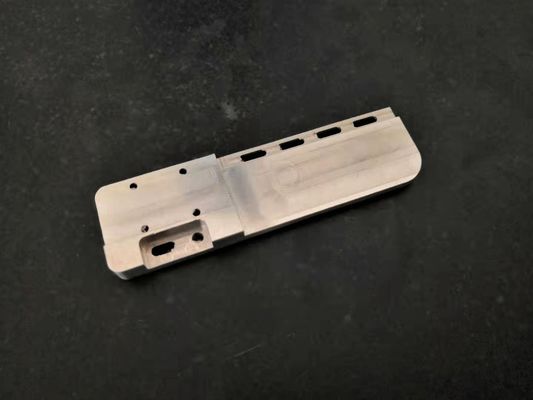Las piezas del CNC del acero de carbono pulverizan la capa para el equipo industrial/médicos que muelen