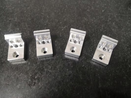 Cadena de producción automática de 4 de AXIS que muele que trabaja a máquina de la precisión del CNC componentes del AL accesorios